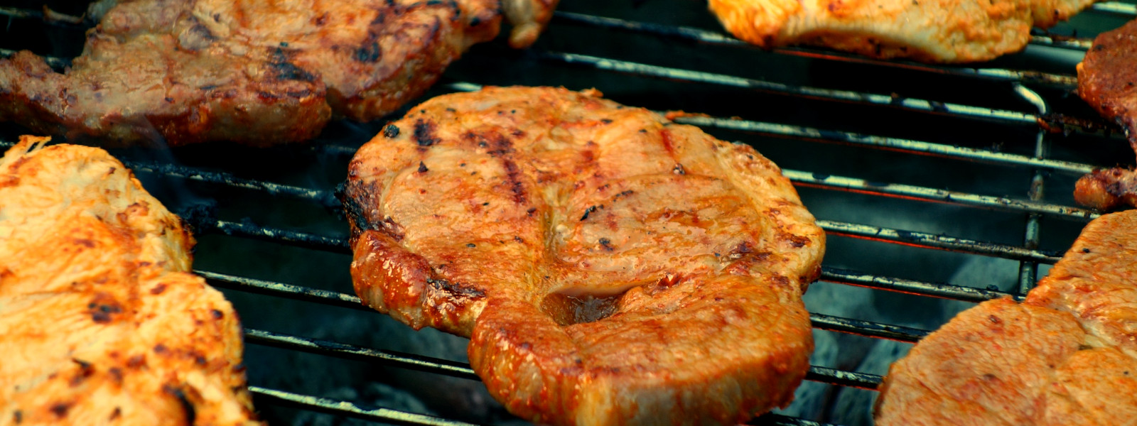 A imagem apresenta uma batata na grelha sobre carvão