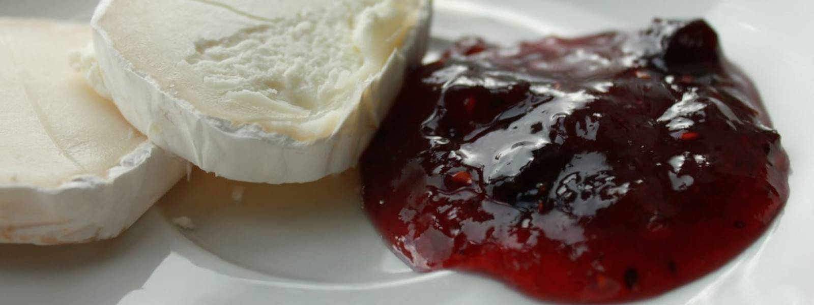 A imagem mostra chutney de cebola com cream cheese