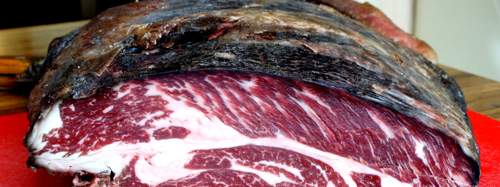 A imagem mostra um bife ancho passando pelo processo de dry aged