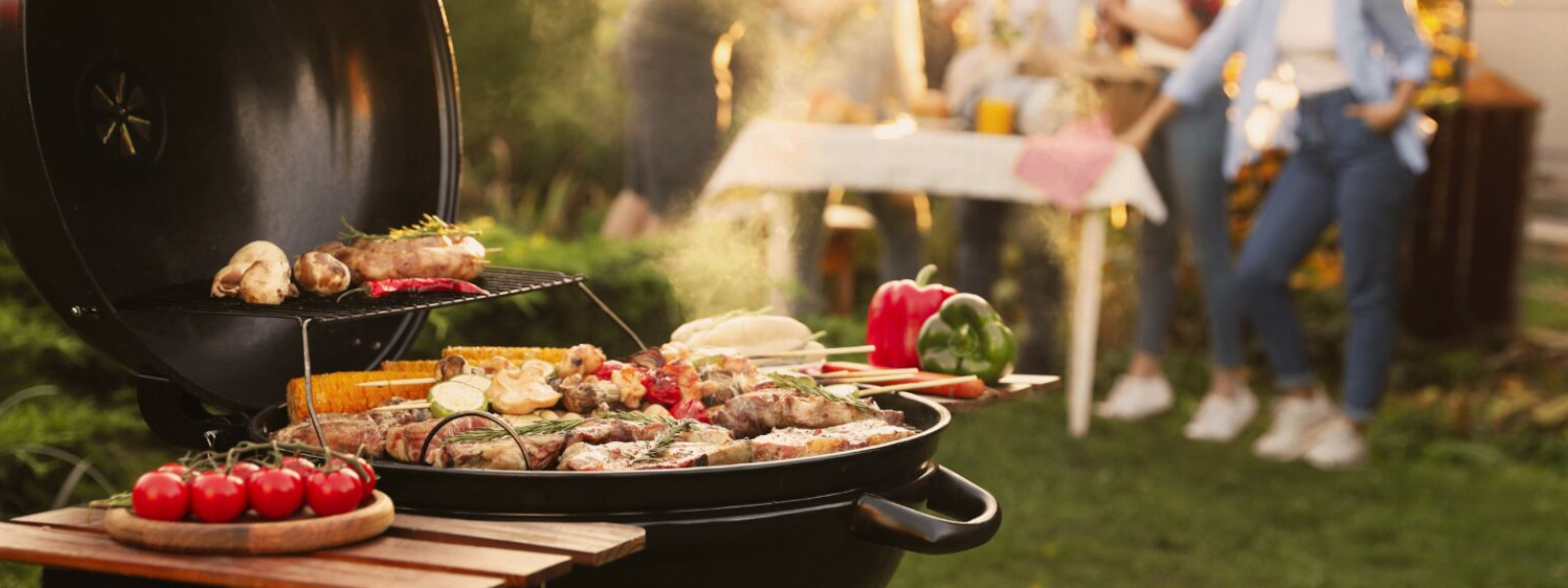 A imagem mostra uma churrasqueira em uma festa de churrasco para 40 pessoas