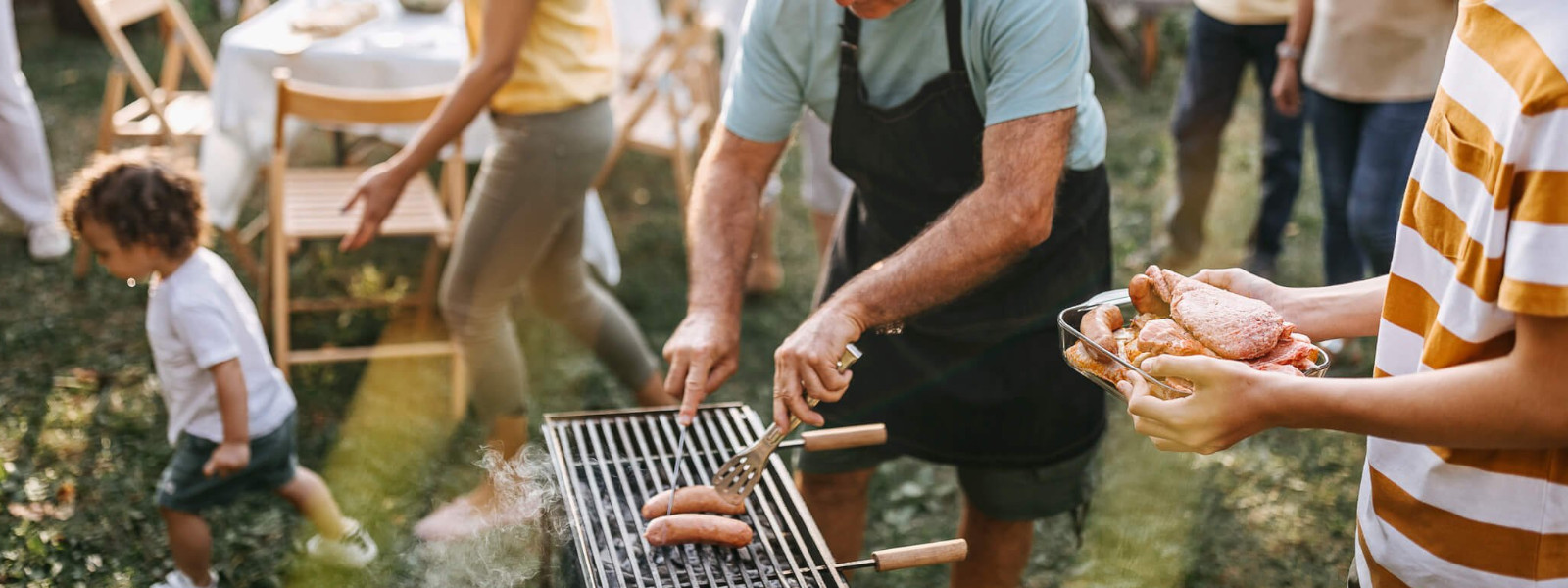 A imagem mostra uma churrasqueira com carnes sendo servidas em churrasco para 50 pessoas