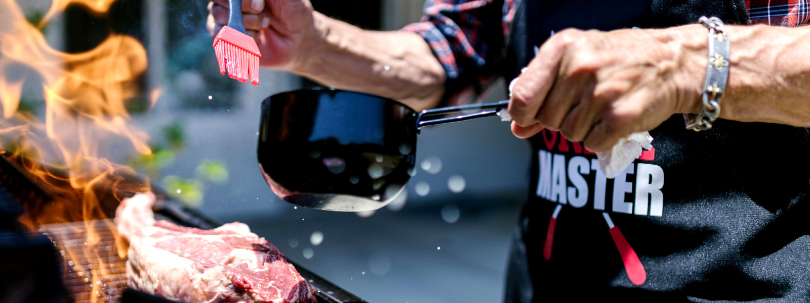 A imagem mostra um churrasqueiro profissional trabalhando