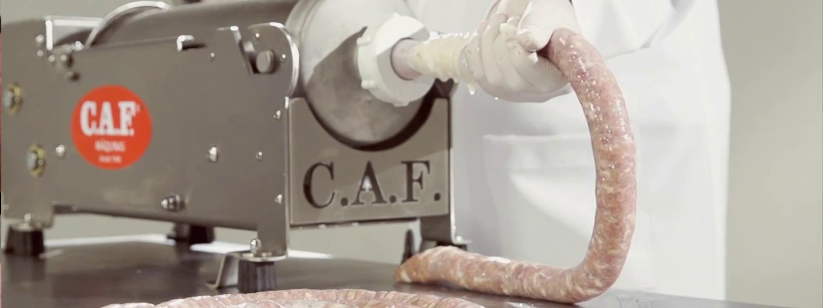 A imagem mostra linguiça é feita de que sendo embutida.