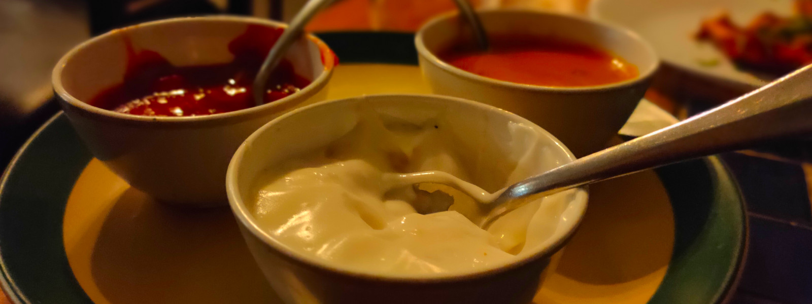 A imagem mostra travessas com molho de acompanhamento para churrasco