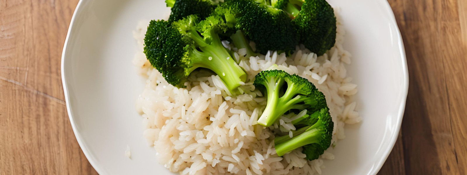 A imagem mostra um prato de arroz com brócolis