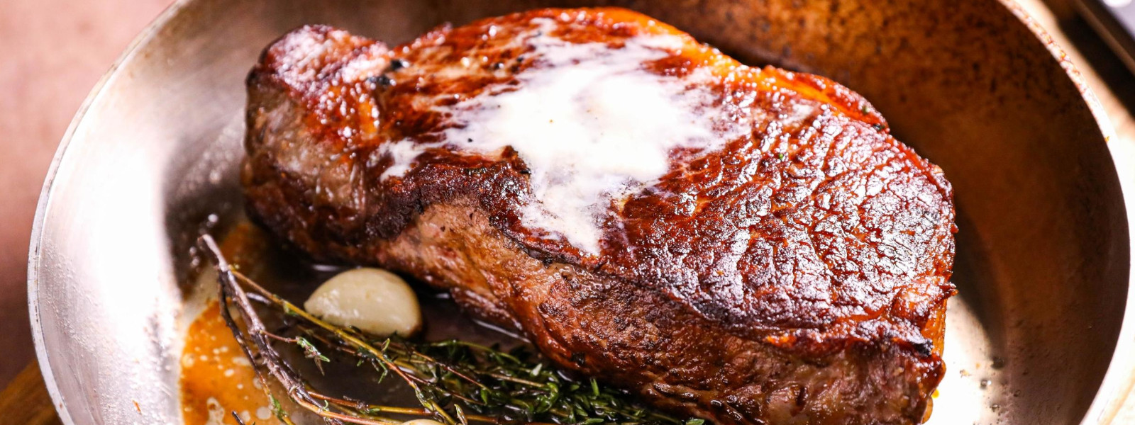 A imagem mostra um preparo de bife arroser