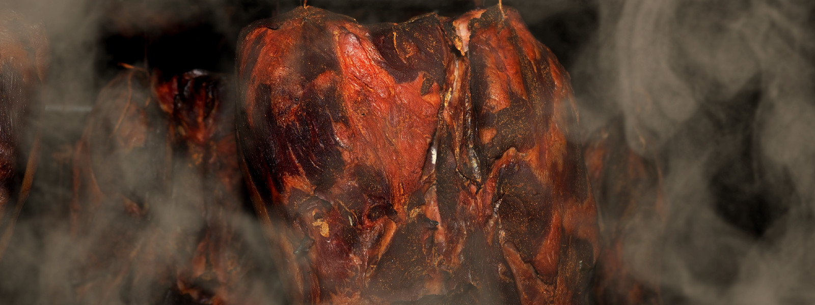 A imagem mostra carne defumada o que é e como é feita