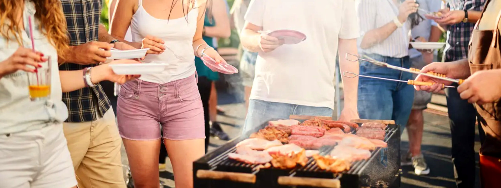 A imagem é capa do artigo Churrasco Como Calcular e mostra pessoas fazendo churrasco