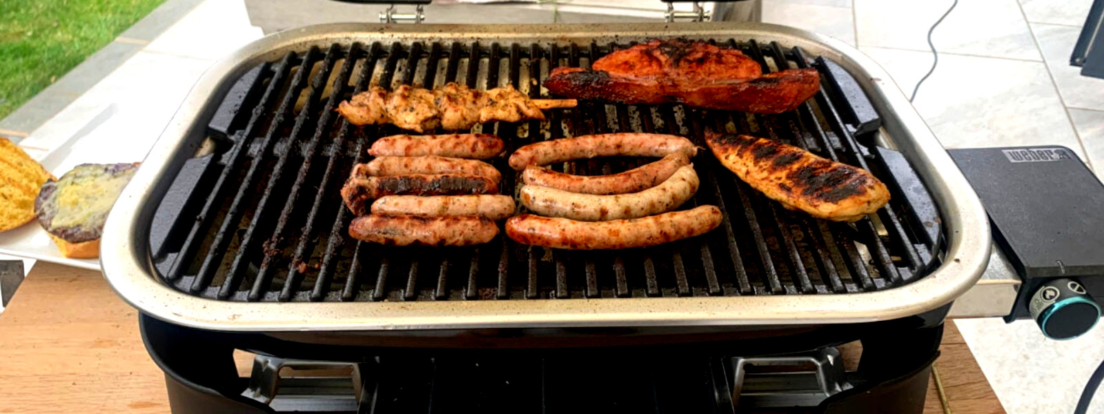 A imagem mostra um churrasco na churrasqueira elétrica