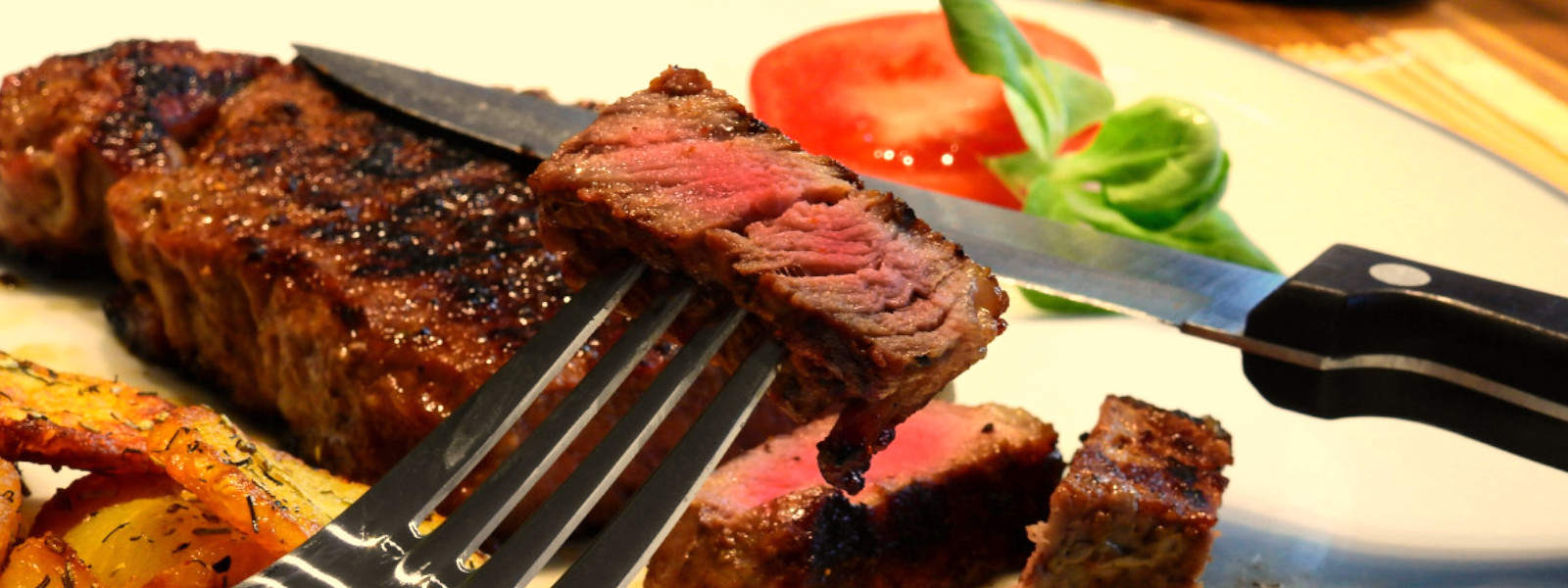 A imagem mostra um prato de carne para bife macio