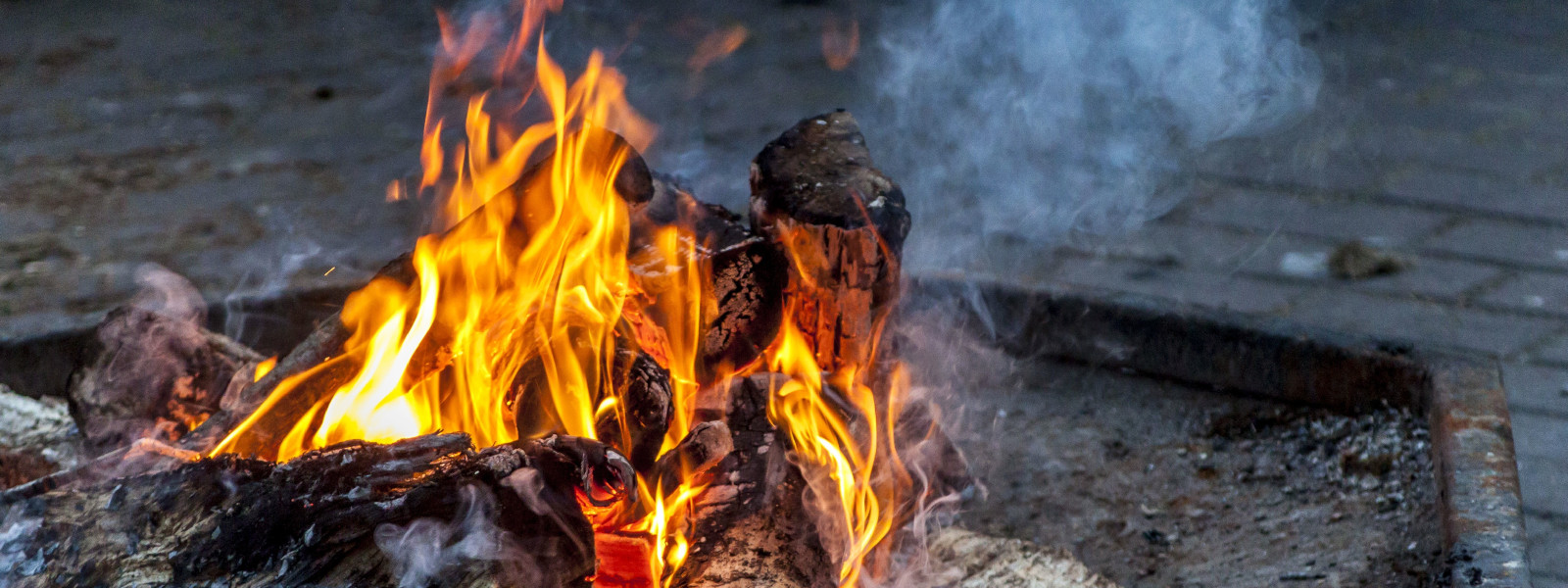 A imagem mostra um churrasco de fogo de chão