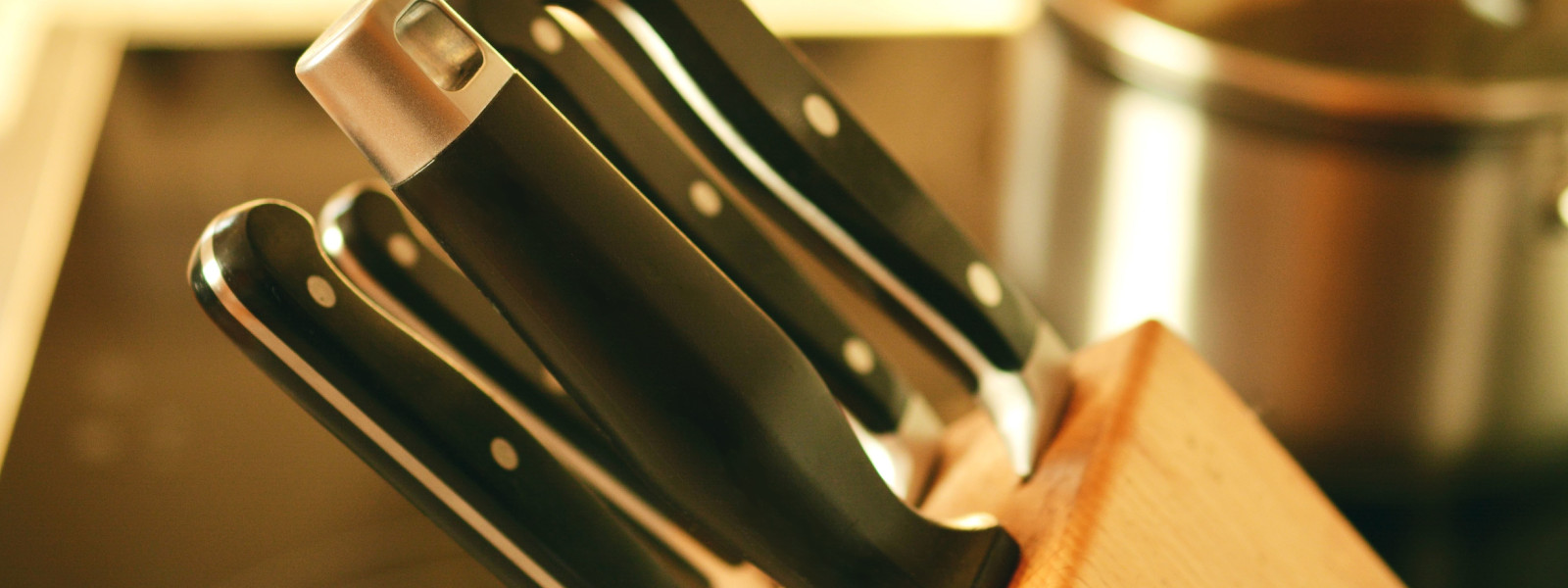 A imagem mostra um jogo de facas para churrasco