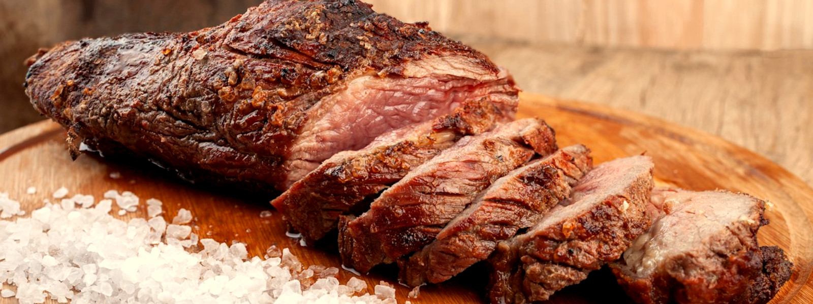 A imagem mostra uma maminha no churrasco.