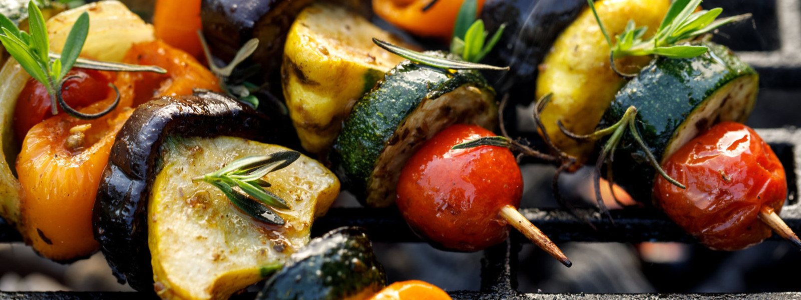 A imagem mostra uma grelha com vegetais em um churrasco low carb