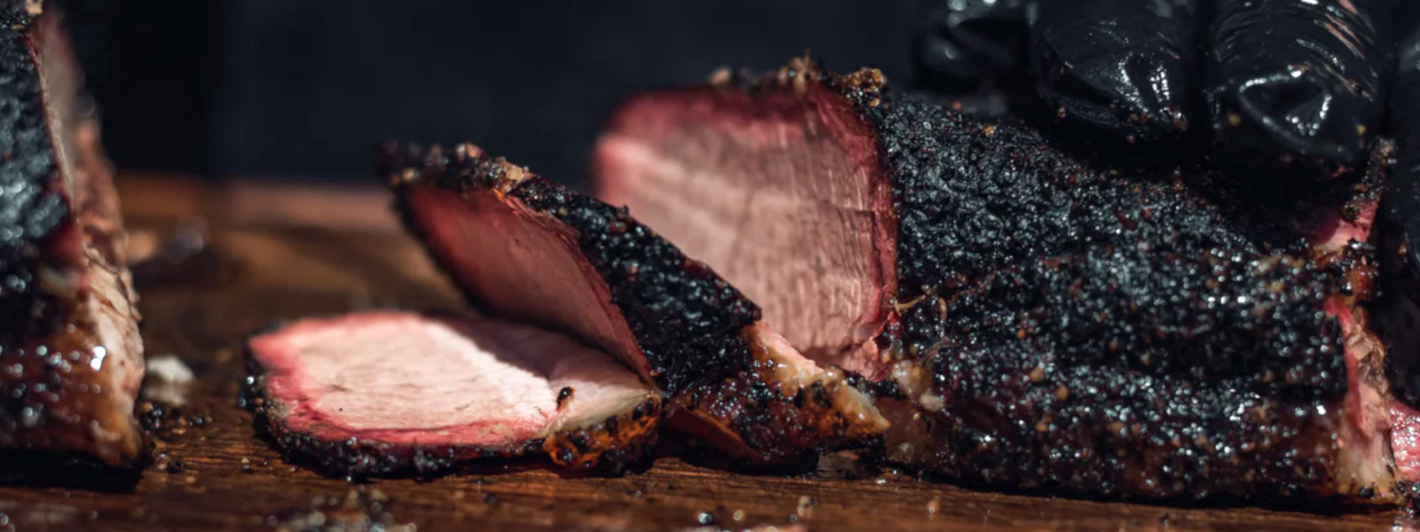 A imagem mostra um brisket defumado.