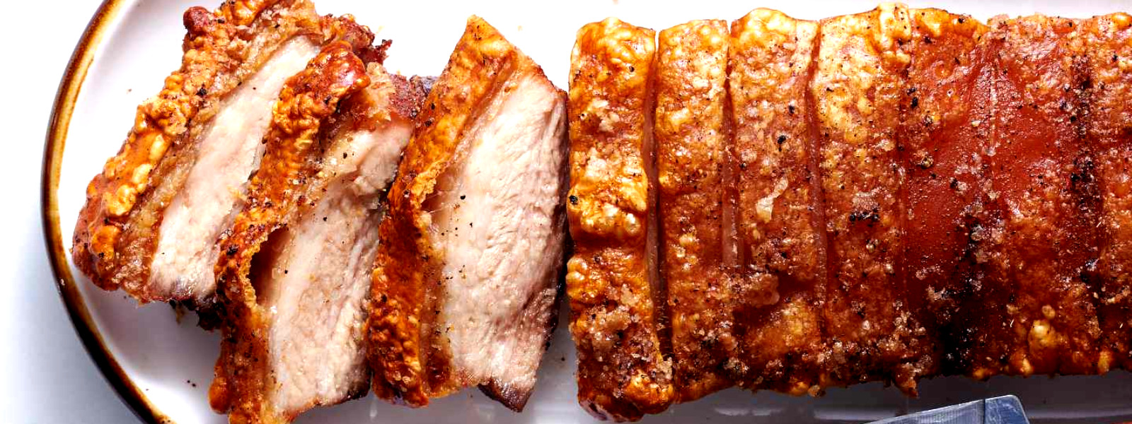 A imagem mostra uma panceta no churrasco fatiada e pururucada