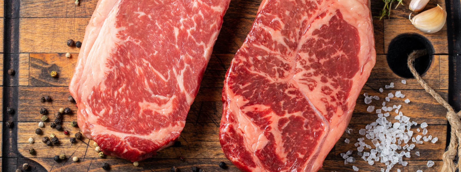 A imagem mostra dois steaks para ilustrar a escolha entre ancho ou chorizo