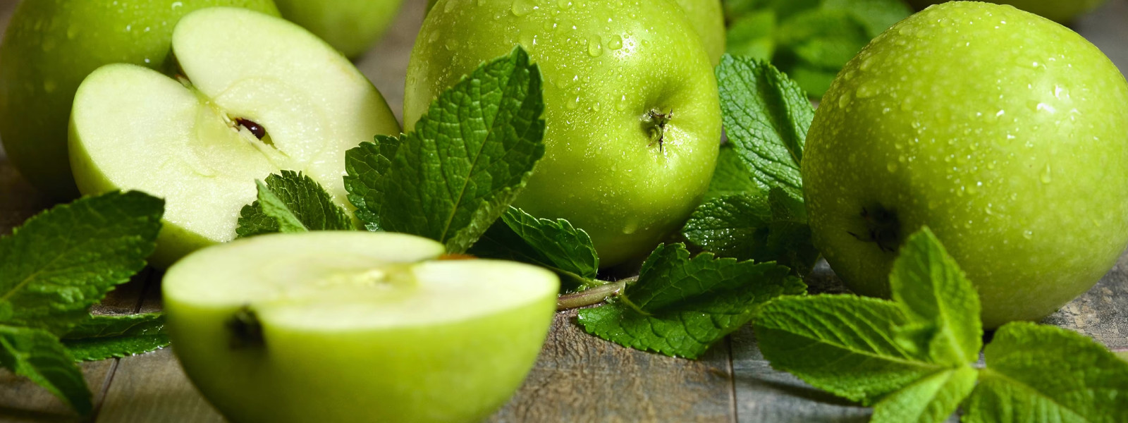 A imagem mostra um maçãs verde para preparar vinagrete de maçã verde