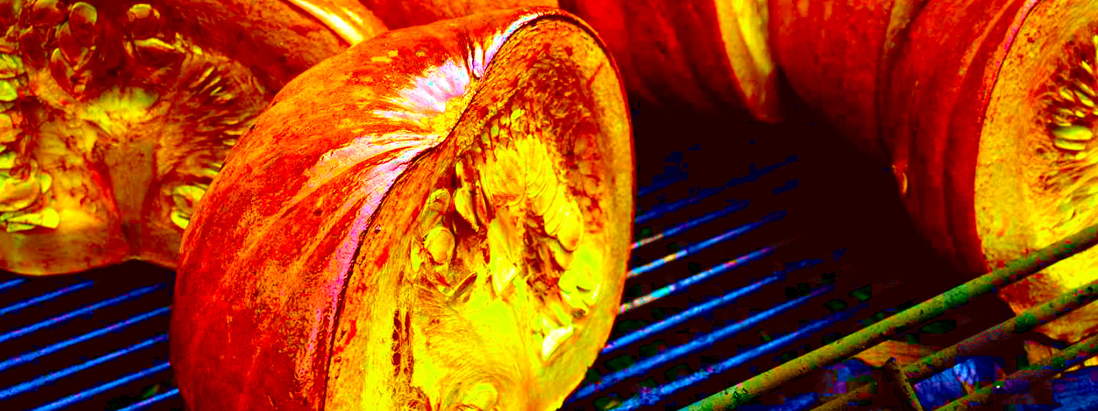 A imagem mostra uma abóbora assada com mel e gergelin