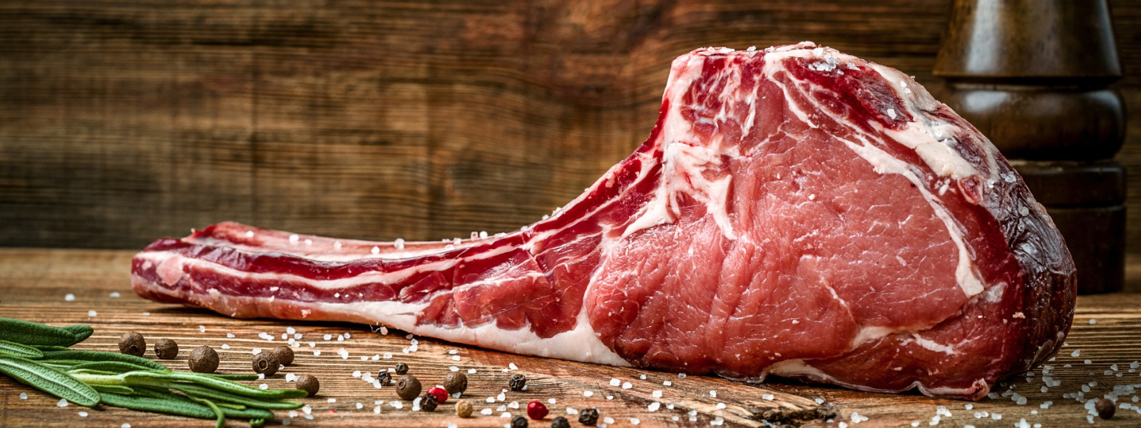 A imagem mostra cortes de carnes nobres para churrasco