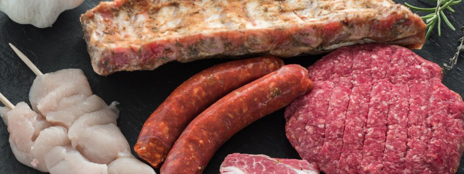 A imagem mostra opções para churrasco econômico