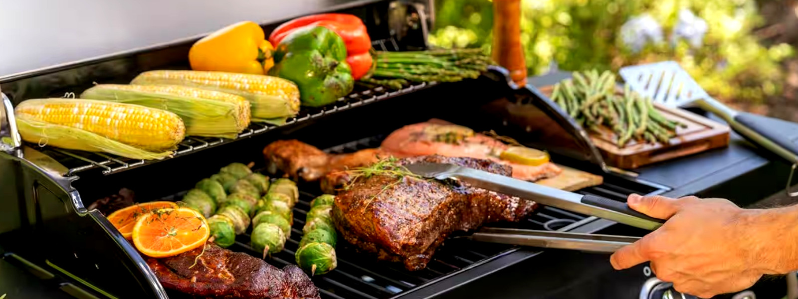 A imagem mostra como fazer churrasco