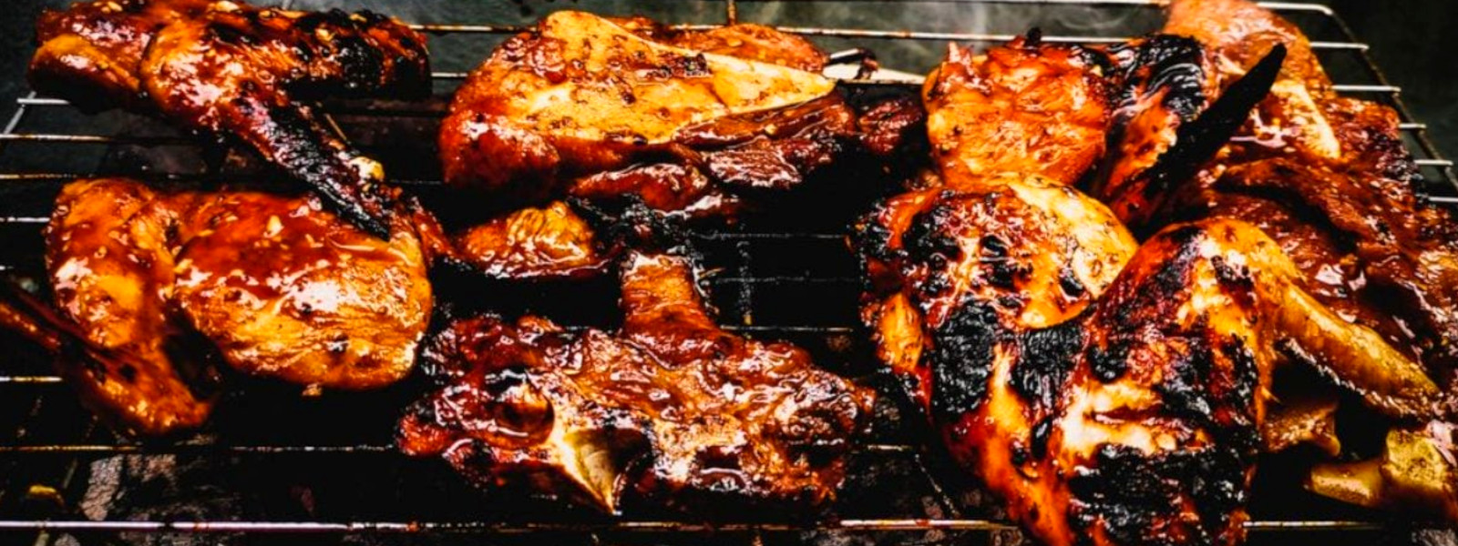 A imagem mostra cortes de frango para churrasco na grelha