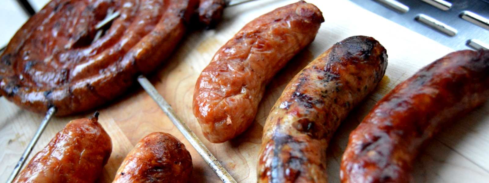 A imagem mostra como fazer churrasco de linguiça toscana na brasa passo a passo