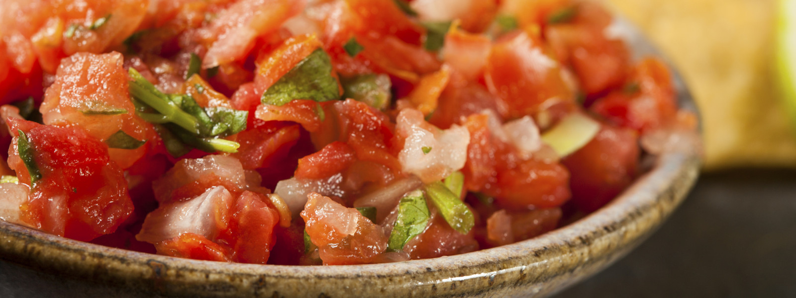 A imagem mostra uma tigela de salsa criolla